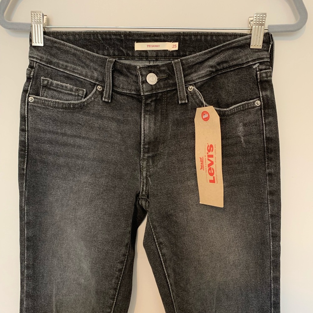 NWT Levi’s 711 Skinny Mid Rise Distressed Jeans - Picture 4 of 8